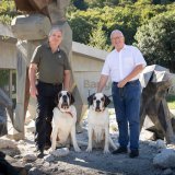 Claude Moret (à gauche) et Jean-Maurice Tornay (à droite), accompagnés des chiens Syrah et Patsch